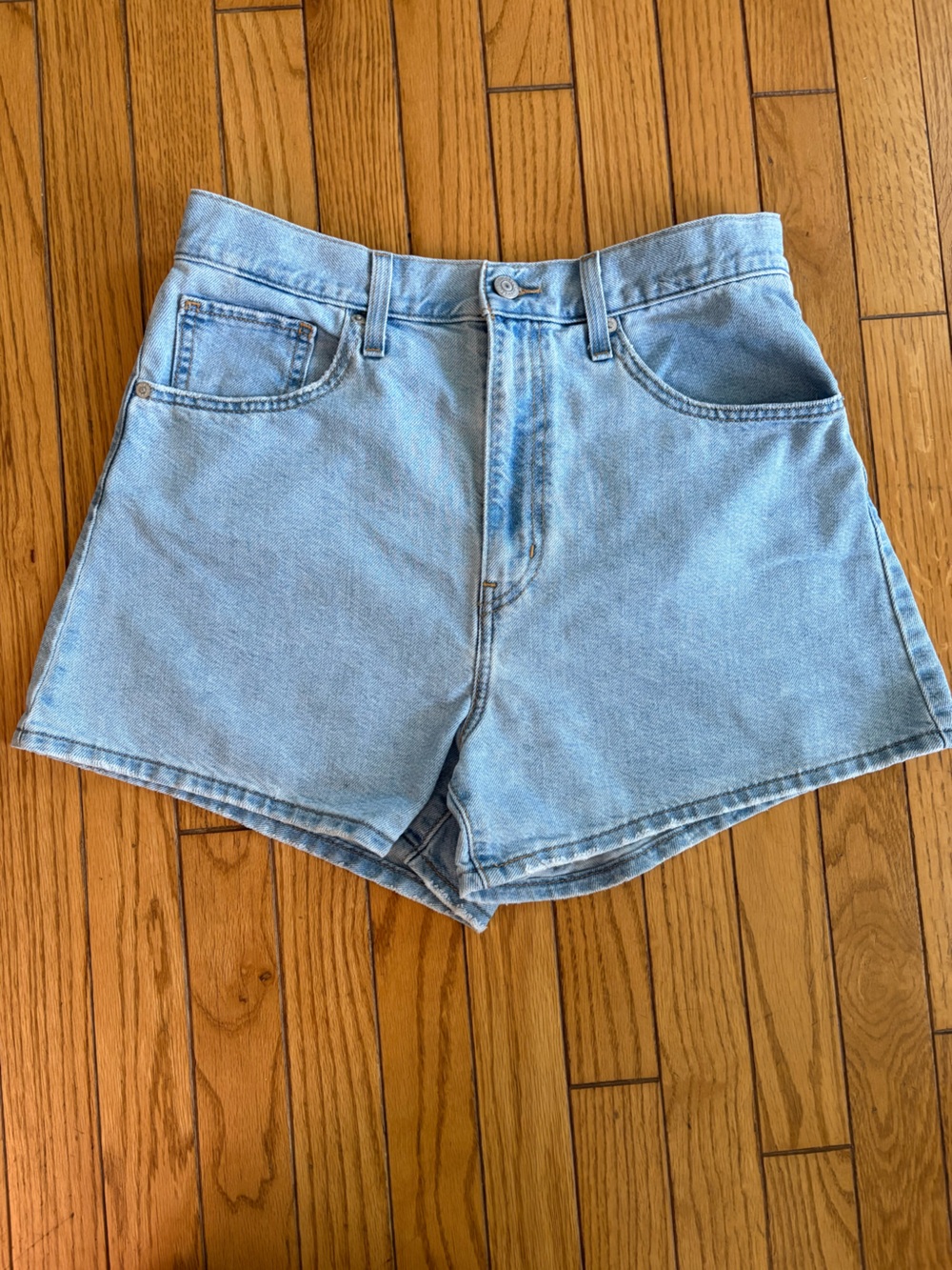 Levi’s high waisted Denim mom Shorts women’s size 30 blue light wash denim cute